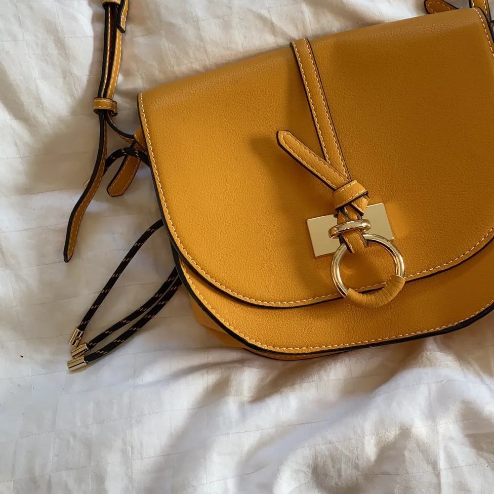 Jättefin gul väska som jag aldrig använt från Zara 😌. Accessoarer.