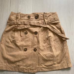 Två kjolar med knyte från hollister i storlek small. Båda för 100kr, separat: 75kr styck 