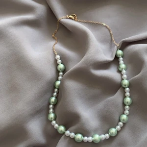 Handgjorda smycken - Ett super gulligt halsband perfekt till sommaren☀️ 55 kr inkl frakt. Kommer i fler färger snart🥰 skriv för fler bilder! 