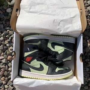 Jordan mids strl 40 - Hej! Säljer nu mina sjukt fräscha Jordan 1 mid i snyggaste färgen! Skorna har ett skick på 8/10 enligt mig, du kan bedöma skicket själv genom bilderna men de är intill nya! Skorna har storleken 40. Skorna skickas spårbart för 99kr, skriv vid eventuella frågor!🤩🤌kvitto finns! FÖRST TILL KVARN 