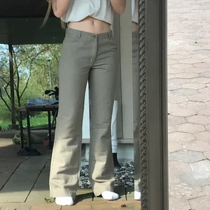 Linnebyxor  - Ett par snygga lågmidjade 50% linne och 50% bomull byxor 🌾 🤩 Skulle beskriva färgen som en blandning mellan beige och grön:) I står de storlek 42 men de är antagligen felmärkta då de passar perfekt på en person med S. 120kr +frakt eller högstbjudande 🤎