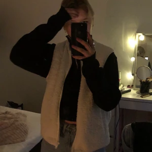 Teddyvest stl. S - Säljer min helt orörda teddyvest då den tyvär inte kommit till någon användning. (Endast testad)💗 