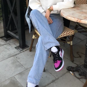 Overzize jeans från ginatricot  - 90s overzize jeans, storlek 32 men jag är själv en 34 så skulle säga 34 eftersom dom är overzize! Beroende på hur man vill att dom sitter, använd enbart några gånger, köpt för 500kr 