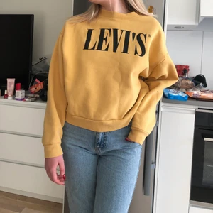 Levi's tröja  - Fin tjocktröja med mjukt material på insidan. Använd men i väldigt bra skick!
