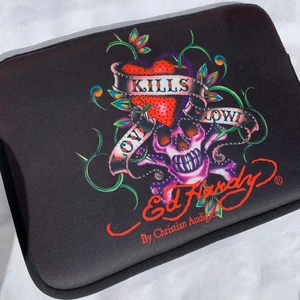 Ed Hardy laptop fodral - 🥵 skit snygg. Funkar för alla storlekar av laptop eftersom den är från 2000 talet då de fans bara chunky bärbara datorer. Inga fläckar. Som ny. 