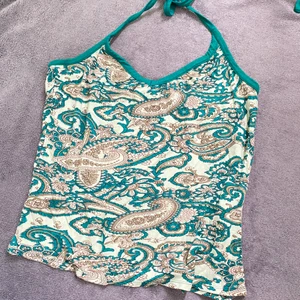 Halter topp - Storlek: M, passar även L. Plaggets längd 40cm, 40cm bredd. Stretchigt tyg. Endast seriösa budgivare tack! 🌼 vinnande bud är bindande. Betalningsmetod: Swish. Frakt tillkommer postnord blå påse 45kr. 🌻 budgivning avslutas torsdag 13/05 kl.20.45 💛 