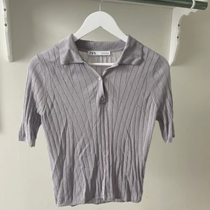 T-shirt skjorta  - Säljer min gråa T-shirt skjorta från Zara✨ Endast använd en gång💞 55kr + frakt