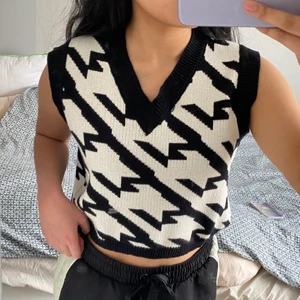 V-ringad mönstrad tröja väst - One size: Total längd: 48 cm, axelbredd: 41 cm, byst: 94 cm. Djur finns i hemmet