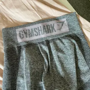 Tights från gymshark, flex modellen. Endast använda fåtal gånger. I jättefint skick. Säljer pga för stora för mig nu plus använder aldrig, har mina andra favoriter. Storlek S. Kostar nya: 600kr. Frakt 50kr (snälla sluta ge skambud, jag har skrivit ett pris redan). 