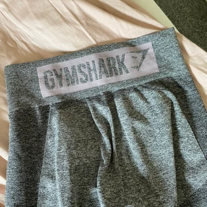 Gymshark - Tights från gymshark, flex modellen. Endast använda fåtal gånger. I jättefint skick. Säljer pga för stora för mig nu plus använder aldrig, har mina andra favoriter. Storlek S. Kostar nya: 600kr. Frakt 50kr (snälla sluta ge skambud, jag har skrivit ett pris redan). 