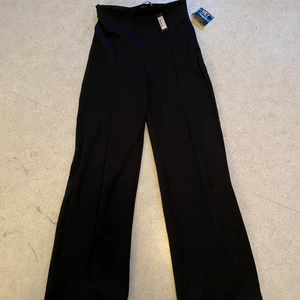 Raka high wasted pant storlek M - Aldrig använt. Så lapp sitter fortfarande kvar. Pris 200kr + frakt 🥰