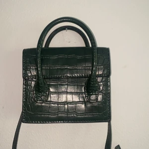 Grön väska  - Liten grön väska från ZARA. Långt och kort band finns. Priset kan diskuteras vid intresse. Önskas fler bilder, kontakta mig💕