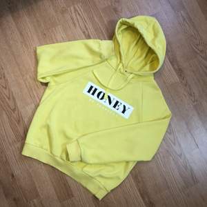 Säljer denna gula hoodie från Gina som inte säljs längre. Använder oftast inte tröjor med tryck därav säljes. Gott skick och felfri!  - Frakten är inräknad i priset  - Betalning sker via Swish!