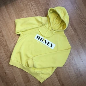 Hoodie - Säljer denna gula hoodie från Gina som inte säljs längre. Använder oftast inte tröjor med tryck därav säljes. Gott skick och felfri!  - Frakten är inräknad i priset  - Betalning sker via Swish!