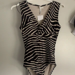 Ny body med mönster - Så fin v ringad body från hm med lapp kvar storlek Xs