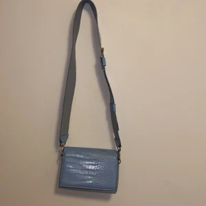 Blå väska - Blå väska från Åhléns. Priset kan diskuteras vid intresse. Önskas fler bilder, kontakta mig💕