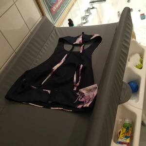 Oppen rygg topp - I mycket bra skick och passar xs-s.passar till allt