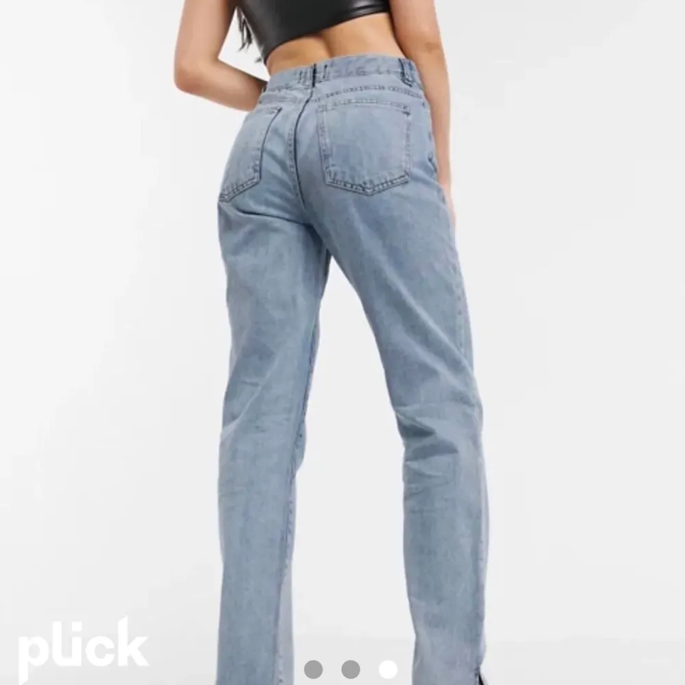 Så fina jeans med slits ifrån femme luxe men köpta på asos! Knappt använda pga köpt fel stl, formar kroppen bra, köpta för 350 säljer 100! ❤️frakt tillkommer. Jeans & Byxor.