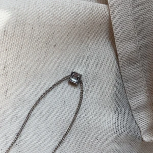 Silver armband - Jag säljer detta fina silver armband som endast är använd 1 gång och är därför i ett bra skick. Det är från guldfynd och är ca 22 cm långt!