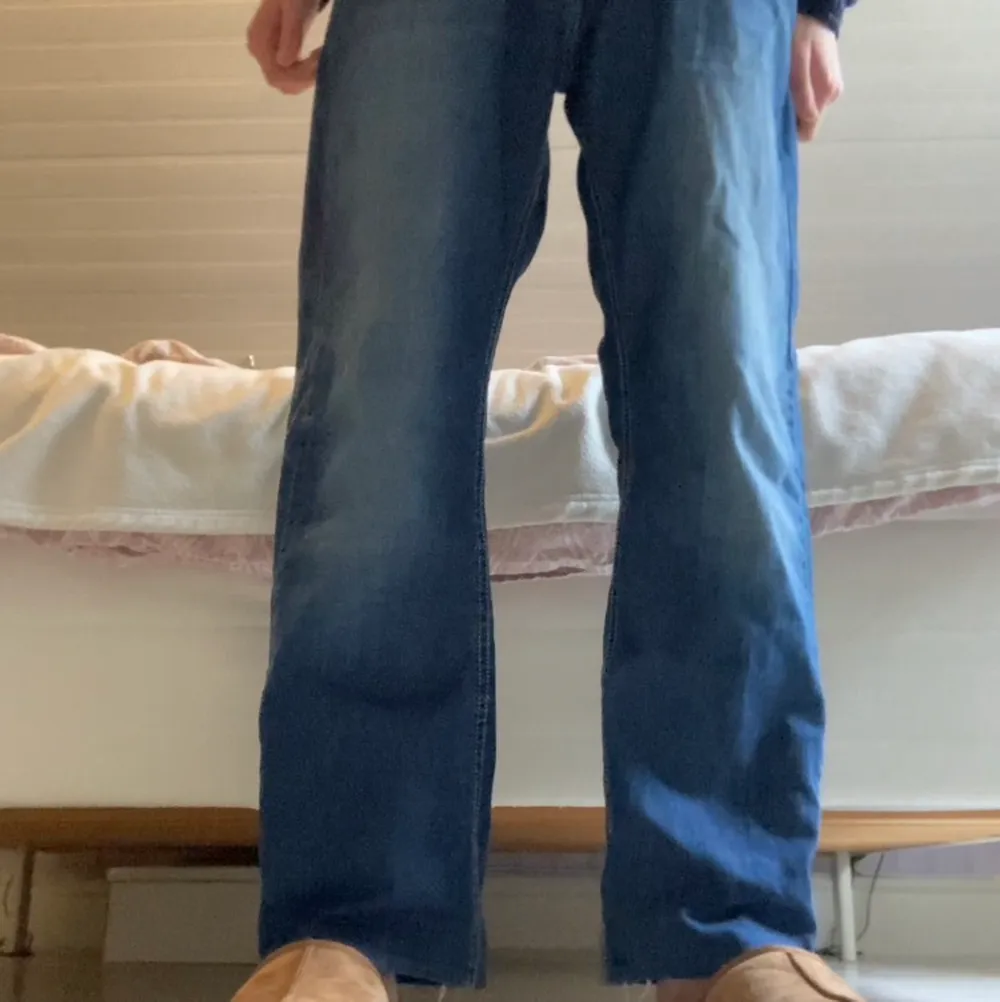 Jag är 184 och dom är lite för korta för mig lite stora i midjan men funkar bra med skärp. Snygga och sköna säljer pga att dom är för korta.. Jeans & Byxor.