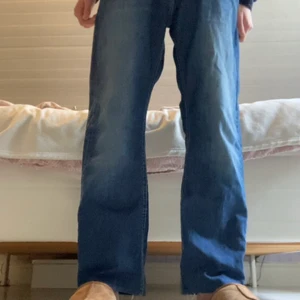 Baggy jeans/straight legg jeans  - Jag är 184 och dom är lite för korta för mig lite stora i midjan men funkar bra med skärp. Snygga och sköna säljer pga att dom är för korta.