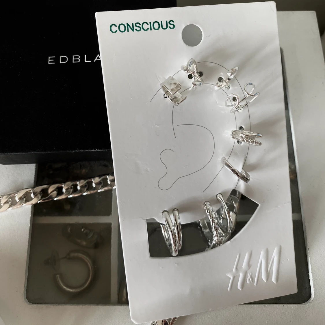 Earcuffs och örhängen i metall