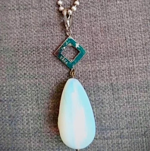 Halsband våga - Halsband , suverkedja med droppformat ljusblått hänge . Länge på hänga 2.5 cm. Köpt på fabriken Jönköping . Design våga. 