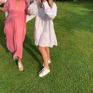 Vit klänning  - Intressekoll på denna super härliga vita klänning från Bik Bok som är perfekt till sommaren, midsommar, student mm. Endast använd 1 gång, storlek S. Köparen står för frakten