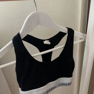 En svart Calvin Klein topp - En svart calvin klein topp som är använd max 2-3 gånger. Tvättar plagget innan säljning. Frakten står köparen för. Skriv om ni har några funderingar !!🤍💓🌸 