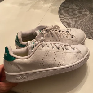Adidas Stan Smith - Säljer mina Adidas Stan Smith då de ej kommer till användning, Är använda men i bra skick och ger ett fint helhetsintryck. storleken är 44 2/3, (jag brukar ha 44 och de passar mig bra) Hör av er vid fler frågor/bilder!