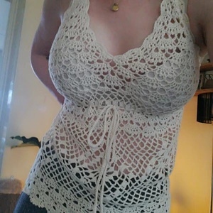 Virkat linne strl. S/M - Virkat vintage nude linne med knytning runt halsen och under bysten, helt oanvänd. 