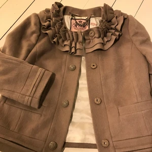 Juicy couture  - Fantastisk fin jacka från Jouicy Couture i 65% ull och 10% viscose. Mycket fint skick. OBS storlek S avser barnstorlek, motsvarar eventuellt  XXS (ärmlämgden ca 48 cm)