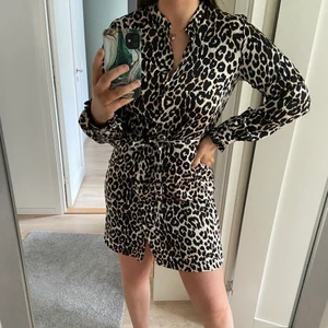 Leopradklänning i satin  - Världens skönaste klänning i satinmaterial. Storlek L men passar S-M också då det är knyte i midjan. Kommer inte till användning hos mig tyvärr❤️