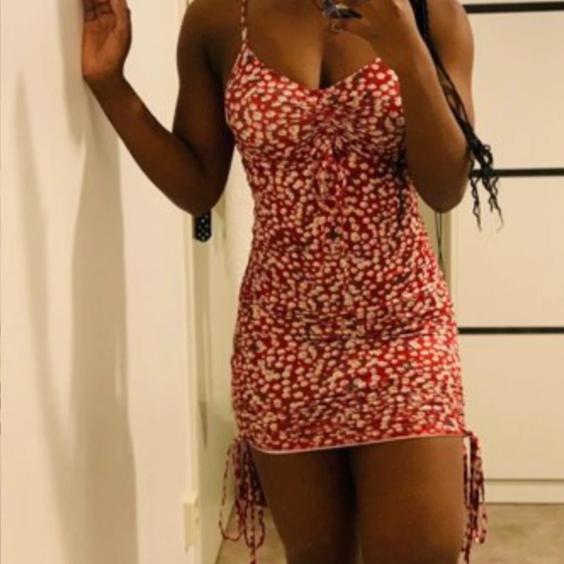 Fin röd klänning med blommor - 91