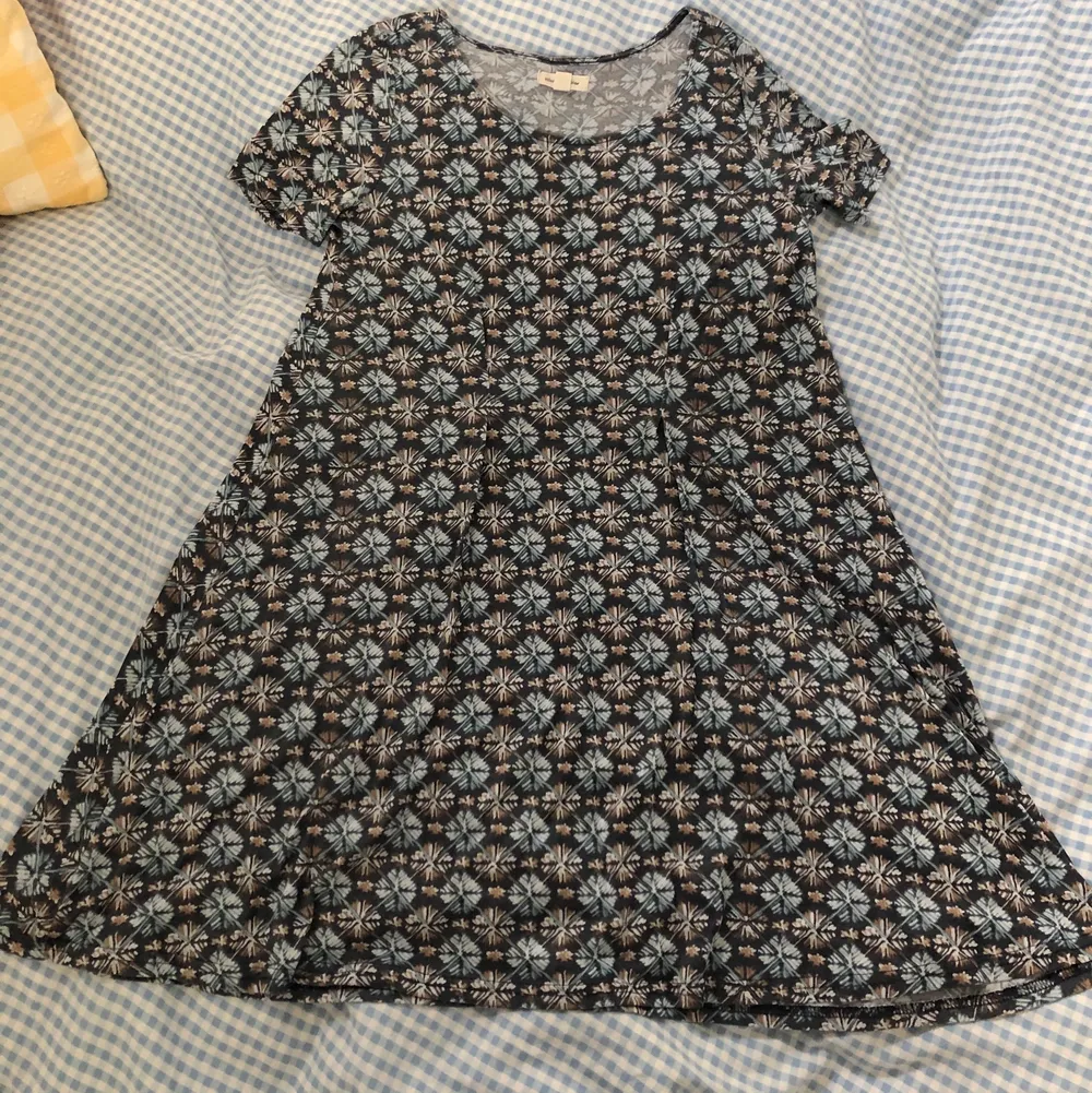 Säljer denna superfint klänning som jag köpte från Urban Outfitters för flera år sen. Babydoll stil. Funky, somrig mönster🌸. Klänningar.