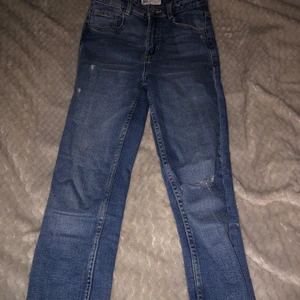Zara jeans - Zara raka slitna jeans i storlek xs. Höftmått- 34cm Innerbenlängd- 67cm