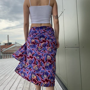 Snyggaste kjolen  - Säljer världens finaste sommarkjol i superfina färger!!! Går att ha högmidjad och lågmidjat. Köpt i Italien 🇮🇹 Väldigt generös passform så passar perfekt på allt från xs-M 🥰🥰  modellen är 173