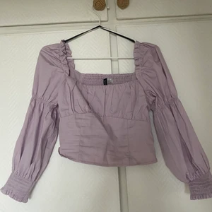Lila blus  - Väldigt söt lila blus från HM förra året 🥰 säljer den då den är för liten. Aldrig använd, endast provad. Storlek 38 men mer som 36. Köptes för ca 200kr, säljer för 50kr (plus frakt).