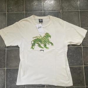 Stussy tshirt - Bra skick. Köpt på Plugmeplease. Liten fläck i armvecket.