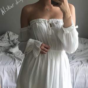 En jättesöt vit klänning från Nelly trend i storlek M. Passar hur bra som helst till fest och student🌟 Den är off-shoulders och passar mig som är 175 cm. Den är tvättad men oanvänd! 🥰