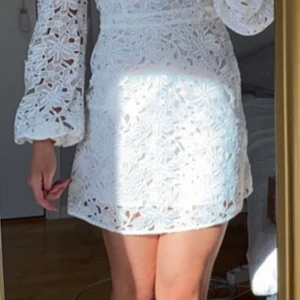 Vit klänning - Säljer denna superfina klänning som är slutsåld på NAKD, passar perfekt till student, skolavslutning eller bara i sommar✨✨ köpt här på Plick och är helt oanvänd! Säljer för jag hittat en annan studentklänning🥰 köparen står för frakt