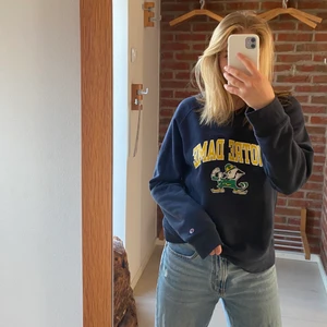 Vintage sweatshirt  - Vintage marin blå sweatshirt med coolt tryck. Lägre pris pga ett litet hål i nedre delen av tröja. 