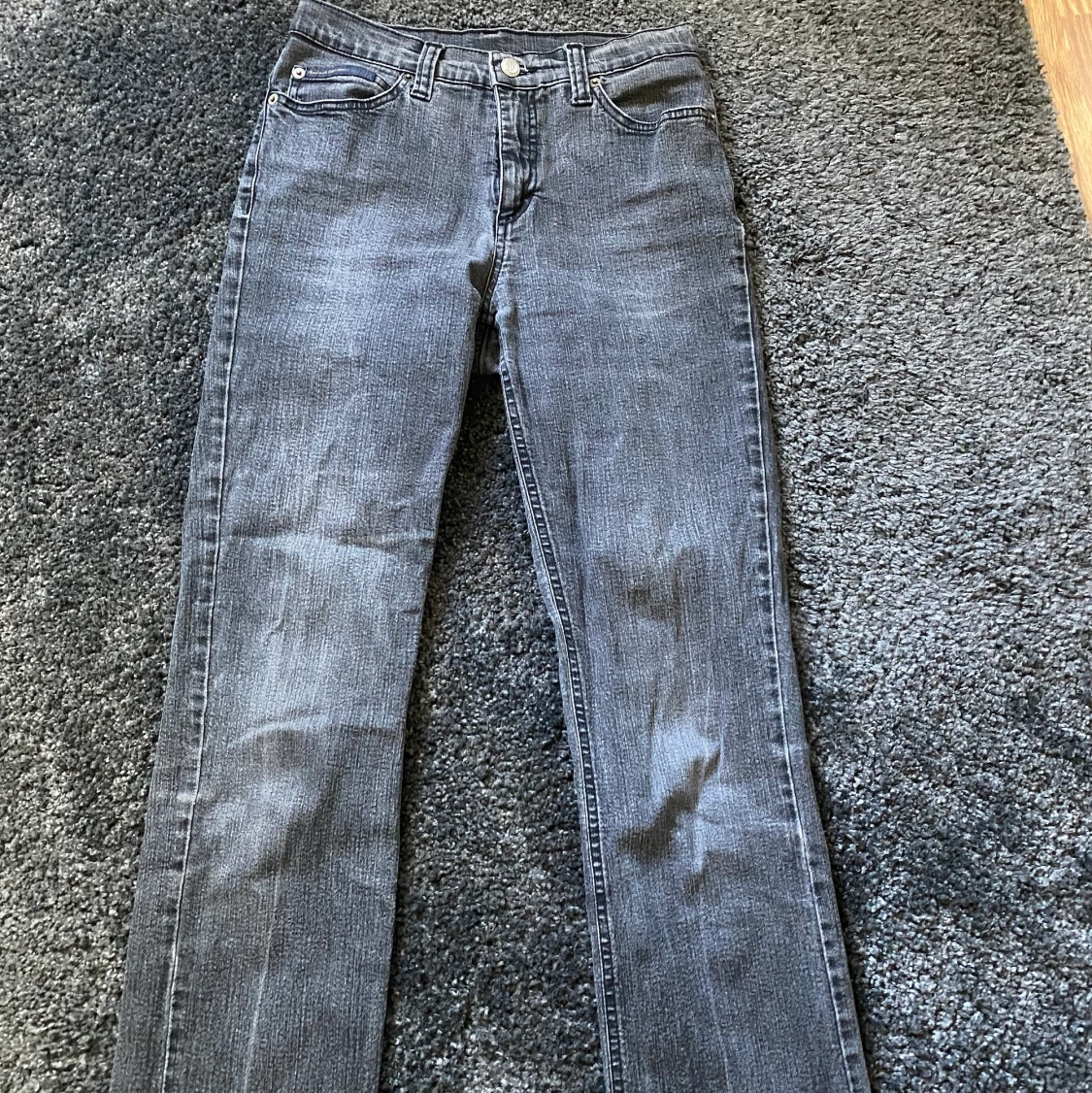Grå raka/flare jeans