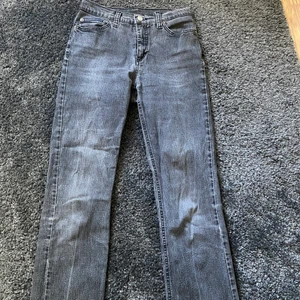 Grå raka/flare jeans - Säljer mina raka/flare jeans. Skit snygga lite sådär vintage inspirerade. Säljer för att jag ej får användning för de längre. Bra skick! Frakt tillkommer! 