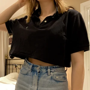 Croppad boomerang piké strl M - Supercool piké som jag croppat själv! Den är svart och är ca 38cm från axel till där jag croppat den🥰 Svarar gärna på frågor om du har några!