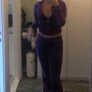 Lila Juicy Couture Set - (Bilderna är från tidigare ägare) Säljer ett lila Juicy Couture Set med fickor där bak. Säljer pga att den var för liten! Skriv för fler bilder💞