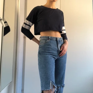 Croptop - En väldigt enkel tröja som är omgjord till croptop. Tröjan är från forever 21 och i mycket bra skick!:) Storleken är M men sitter fint på mig som vanligtvis har strlk S. 