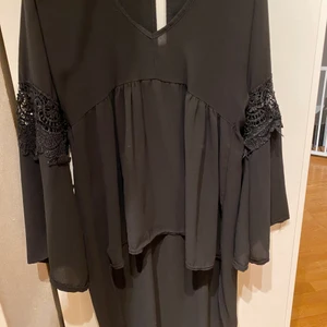 Tunika  - Jag klippte av etiketten så jag kommer inte ihåg vart den kommer ifrån men det är så snyggt stil. Jag skulle rekommendera den till någon som har stor rumpa och small/platt midja 👌🏻 