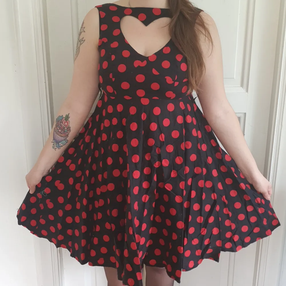 Svart Rockabilly klänning med röda prickar och vackra detaljer.. Klänningar.