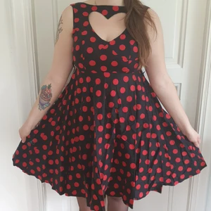 Hellbunny Rockabilly prickig klänning storlek Large - Svart Rockabilly klänning med röda prickar och vackra detaljer.
